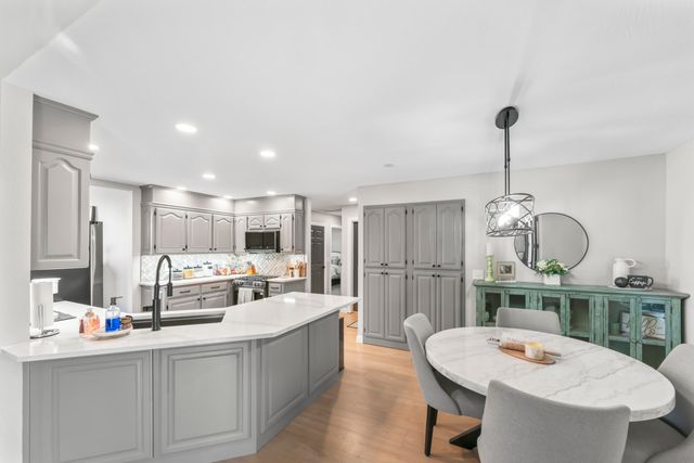 5348 S Woodfield Avenue, Springfield, MO 65810