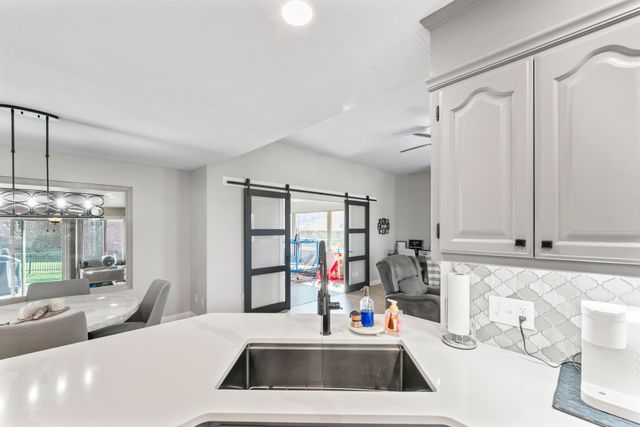 5348 S Woodfield Avenue, Springfield, MO 65810