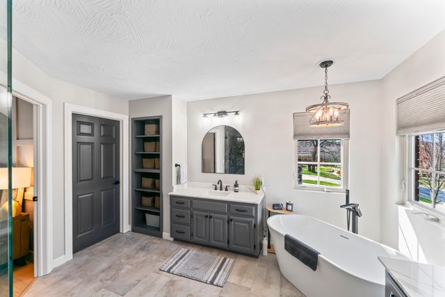 5348 S Woodfield Avenue, Springfield, MO 65810