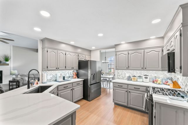 5348 S Woodfield Avenue, Springfield, MO 65810