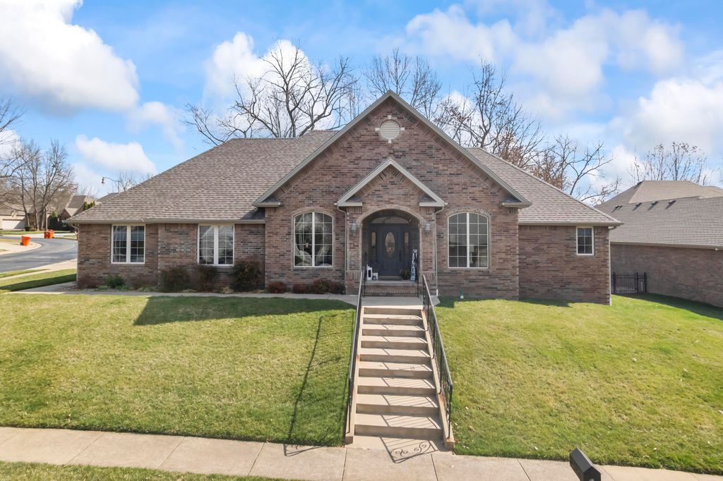 5348 S Woodfield Avenue, Springfield, MO 65810