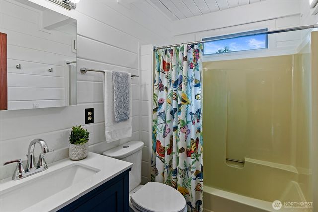 34266 Pilot Point Road NE, Kingston, WA 98346