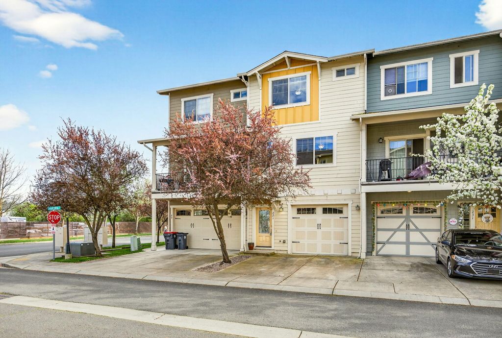 221 Cherry Bark Lane, Medford, OR 97501