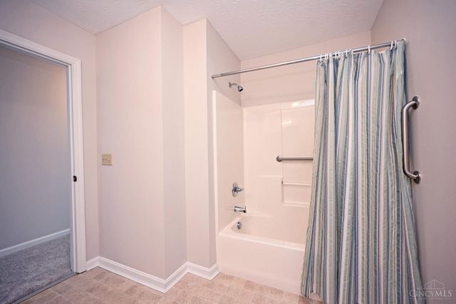 228 Edinburgh Lane, Springdale, OH 45246