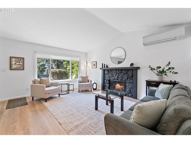 5029 Sw CORONADO St, Portland, OR 97219