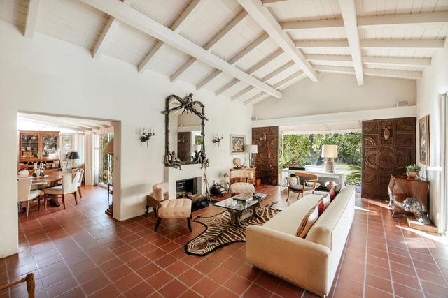 1050 N Cahuilla Road, Palm Springs, CA 92262