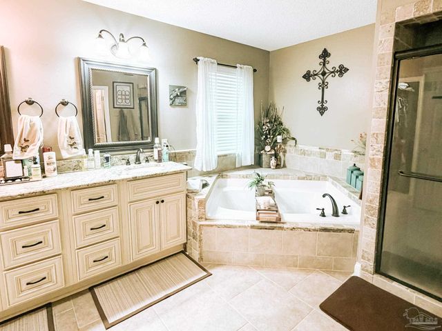 5089 Pine Hollow Dr, Pensacola, FL 32505