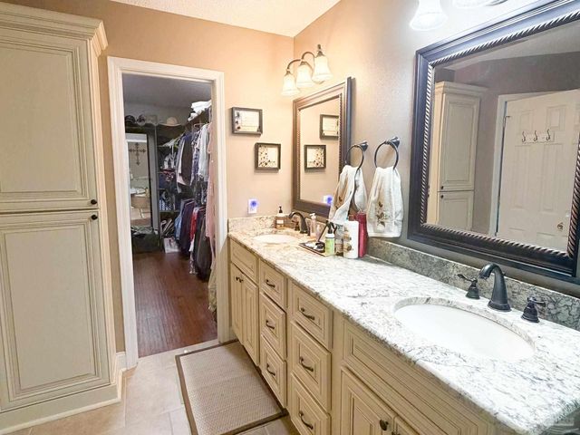 5089 Pine Hollow Dr, Pensacola, FL 32505