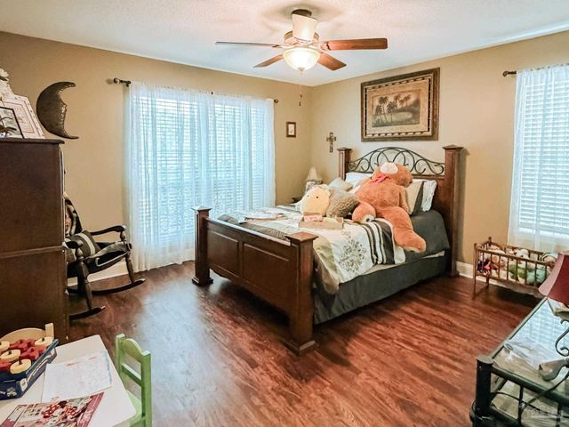 5089 Pine Hollow Dr, Pensacola, FL 32505