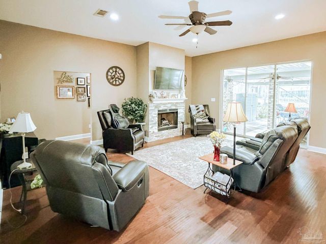 5089 Pine Hollow Dr, Pensacola, FL 32505