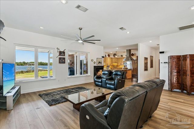6281 Calle De Hidalgo, Navarre, FL 32566
