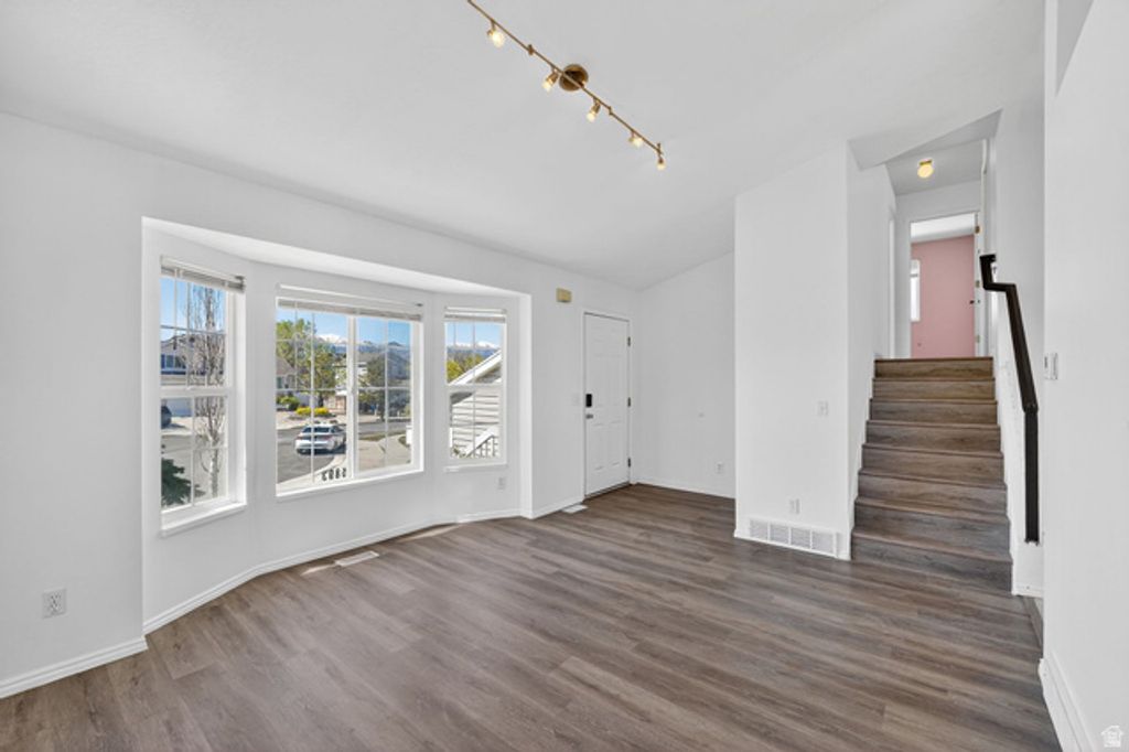 Image 5 of property listing at 5893 S ALPINE CREST CIR, Salt Lake City, UT 84118