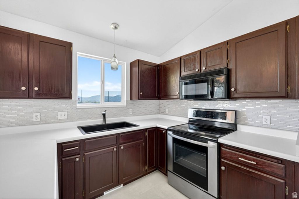 Image 8 of property listing at 5893 S ALPINE CREST CIR, Salt Lake City, UT 84118