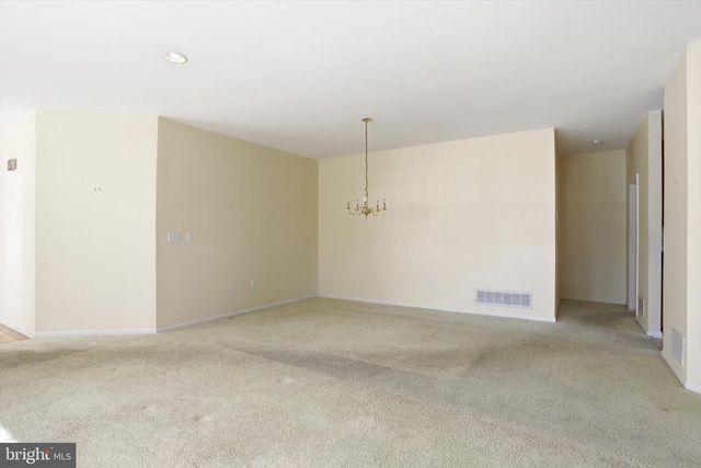 31 HARRINGTON DR, Columbus, NJ 08022