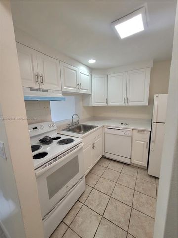2800 NW 56th Ave E401, Lauderhill, FL 33313