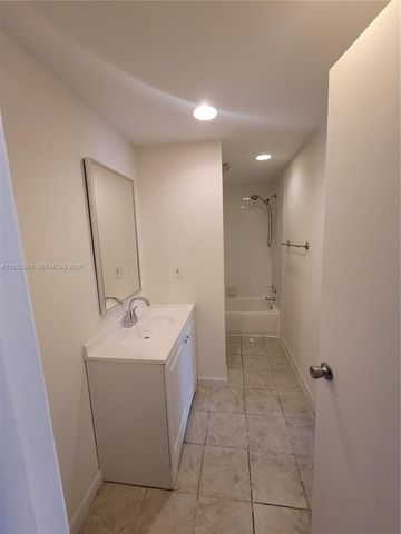 2800 NW 56th Ave E401, Lauderhill, FL 33313