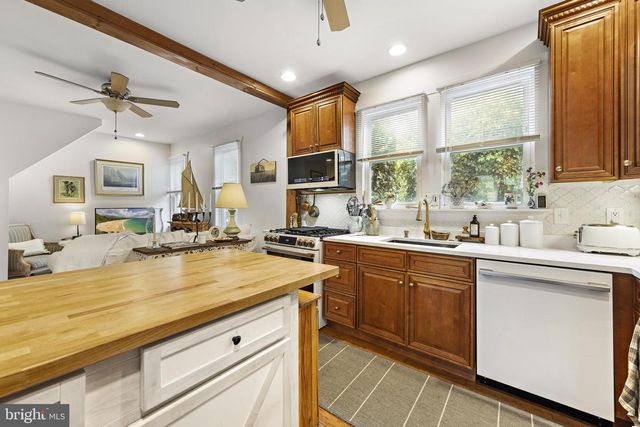 210 N BEACH AVE, Beach Haven, NJ 08008