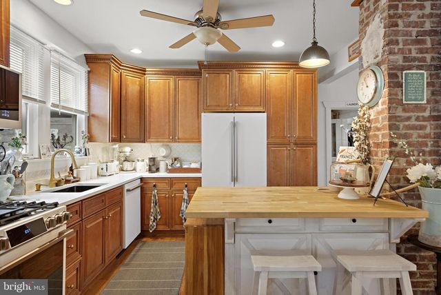 210 N BEACH AVE, Beach Haven, NJ 08008