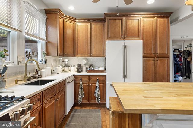 210 N BEACH AVE, Beach Haven, NJ 08008