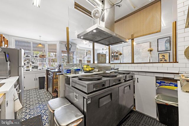 210 N BEACH AVE, Beach Haven, NJ 08008