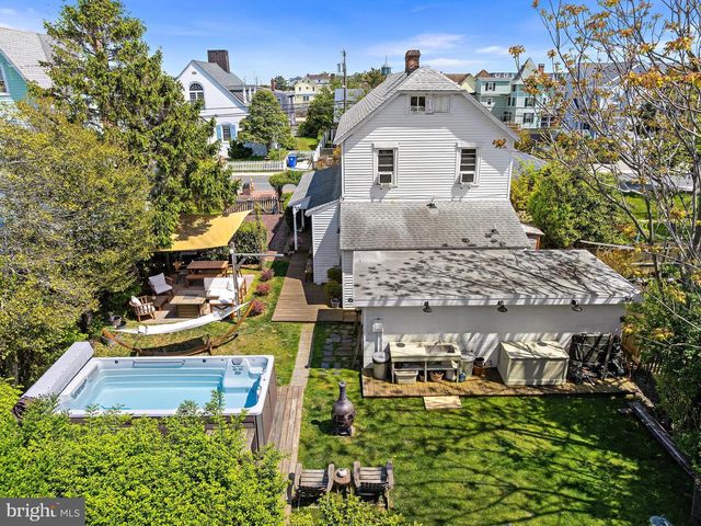 210 N BEACH AVE, Beach Haven, NJ 08008