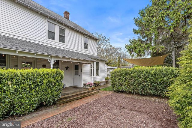 210 N BEACH AVE, Beach Haven, NJ 08008