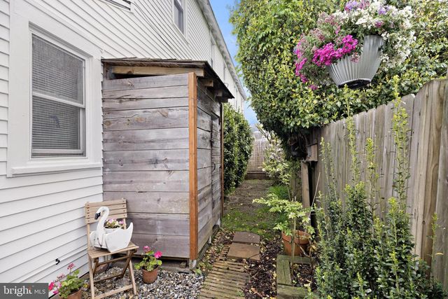 210 N BEACH AVE, Beach Haven, NJ 08008