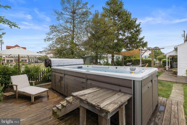 210 N BEACH AVE, Beach Haven, NJ 08008