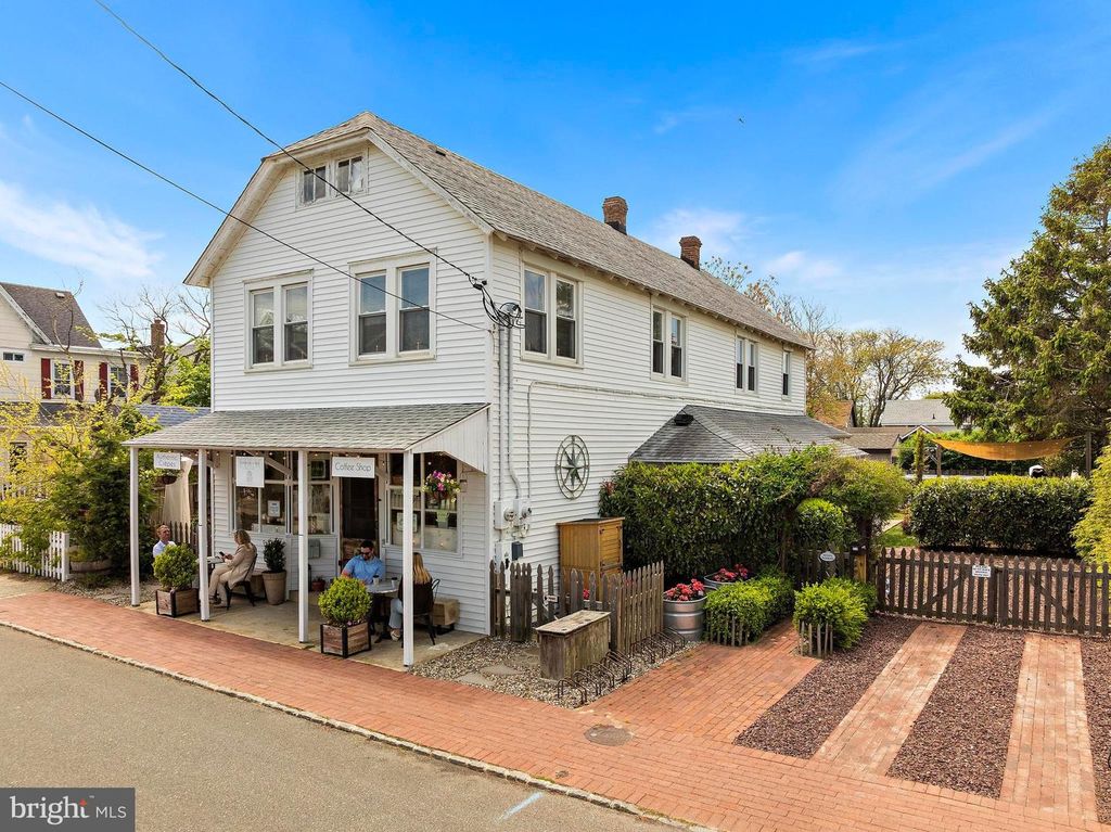 210 N BEACH AVE, Beach Haven, NJ 08008