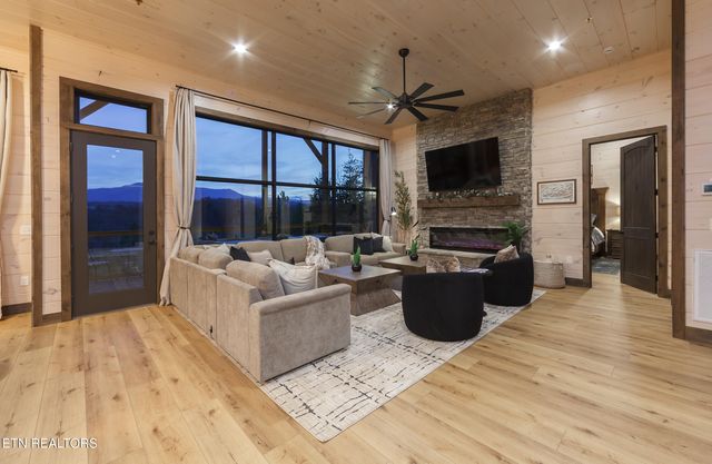 1843 Wild Briar Tr, Sevierville, TN 37876