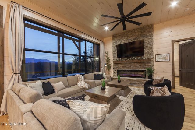 1843 Wild Briar Tr, Sevierville, TN 37876