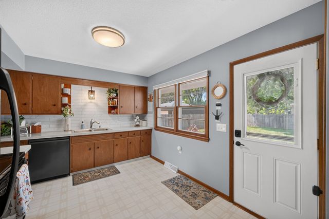 285 Gray Avenue, Waukee, IA 50263