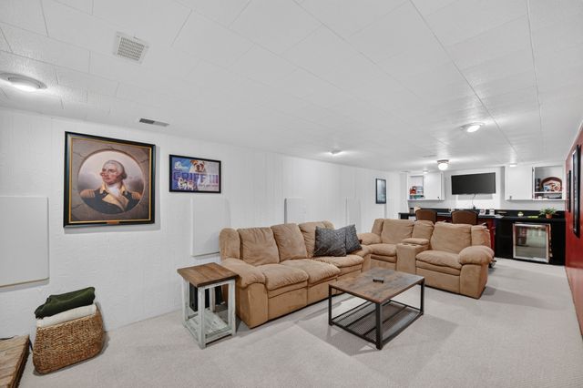 285 Gray Avenue, Waukee, IA 50263