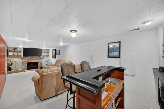 285 Gray Avenue, Waukee, IA 50263