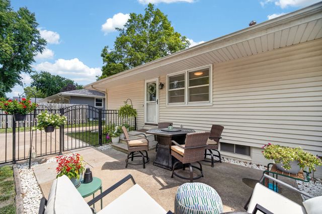 285 Gray Avenue, Waukee, IA 50263
