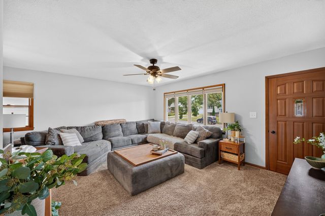 285 Gray Avenue, Waukee, IA 50263