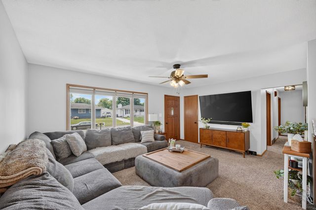 285 Gray Avenue, Waukee, IA 50263