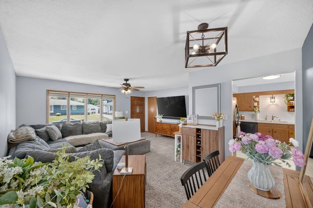 285 Gray Avenue, Waukee, IA 50263