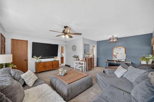 285 Gray Avenue, Waukee, IA 50263