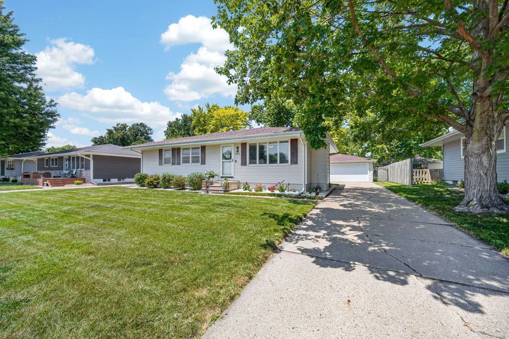 285 Gray Avenue, Waukee, IA 50263
