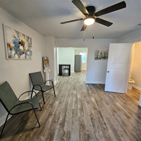 222 W Woodin Boulevard, Dallas, TX 75216