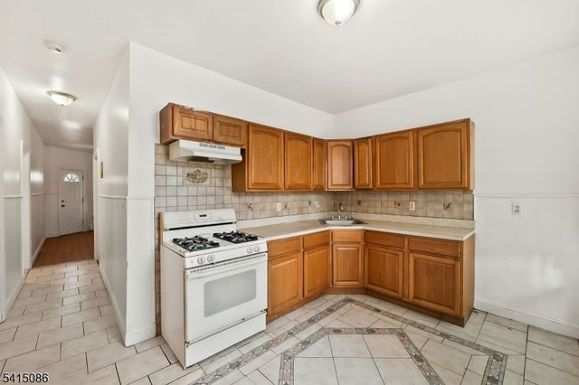 190 N 1St St, Paterson City, NJ 07522