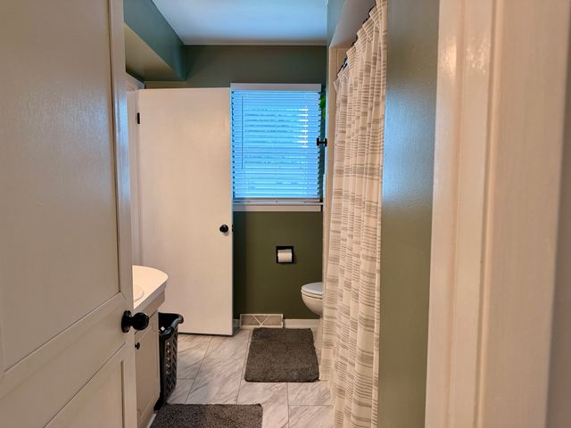 586 33rd Avenue, East Moline, IL 61244