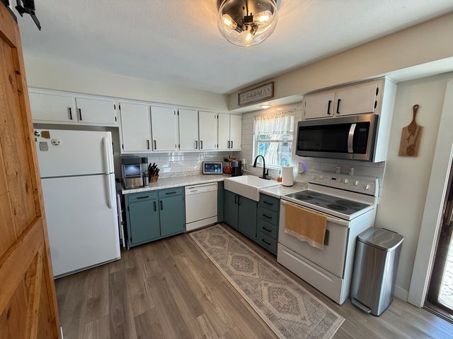 586 33rd Avenue, East Moline, IL 61244