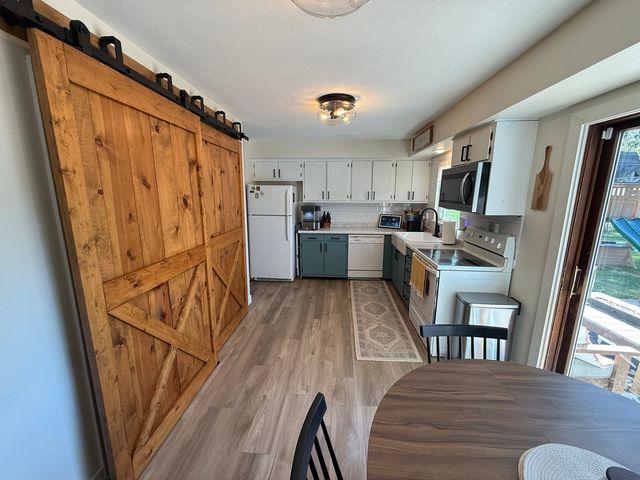 586 33rd Avenue, East Moline, IL 61244