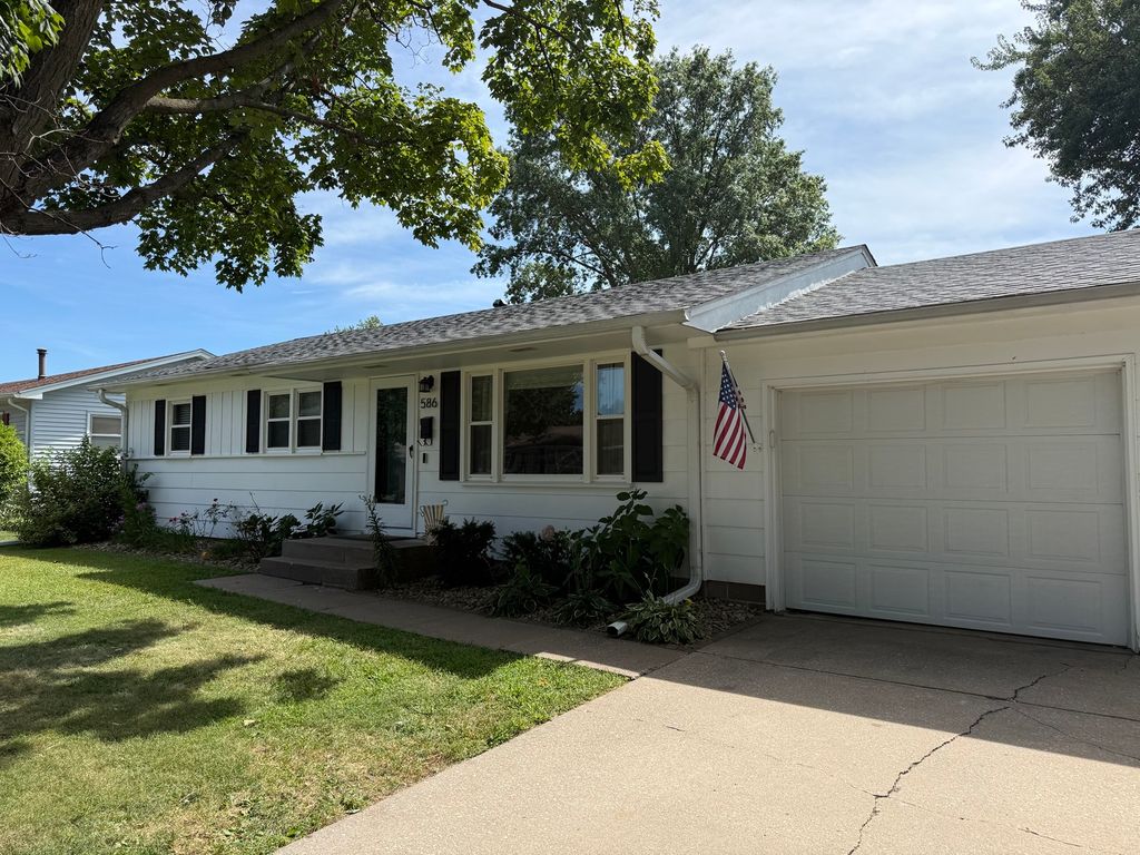 586 33rd Avenue, East Moline, IL 61244