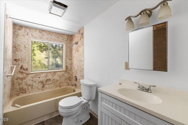 2350 Galls Creek Road, Gold Hill, OR 97525