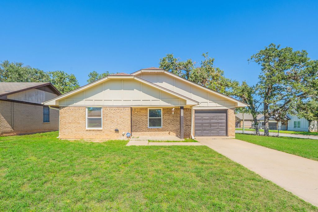 5211 Laurie Drive, Mineral Wells, TX 76067