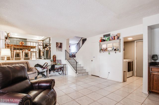 7520 S Camino Bello, Tucson, AZ 85746