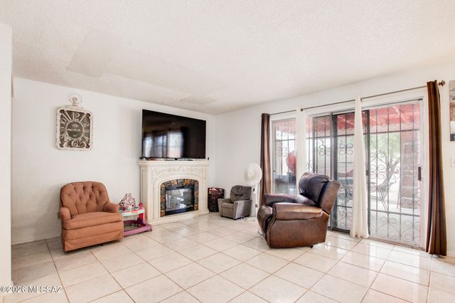 7520 S Camino Bello, Tucson, AZ 85746
